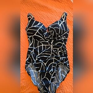 Miraclesuit Black and White Patterned One Piece Tummy Conrtol Swimwear Size 16